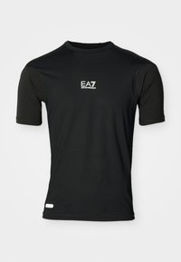Svart kortermet treningsskjorte laget av glatt, elastisk stoff. Fronten har en hvit EA7-logo nær venstre bryst og et merke på nederkanten.