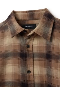 Camicia a quadri marrone e crema con colletto classico, bottoni neri e un'etichetta tessuta con la scritta "B ANGEL". Tessuto in cotone.