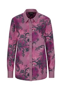 Langarmshirt in een levendige roze kleur met ingewikkelde zwarte bloemen- en geometrische patronen, met knoopsluiting en kraagdetails.