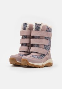 Rozā un rakstainas ziemas zābaki ar trim regulējamiem velcro siksnām, kažokādas oderi pie malām un teksturētu gumijas zoli.