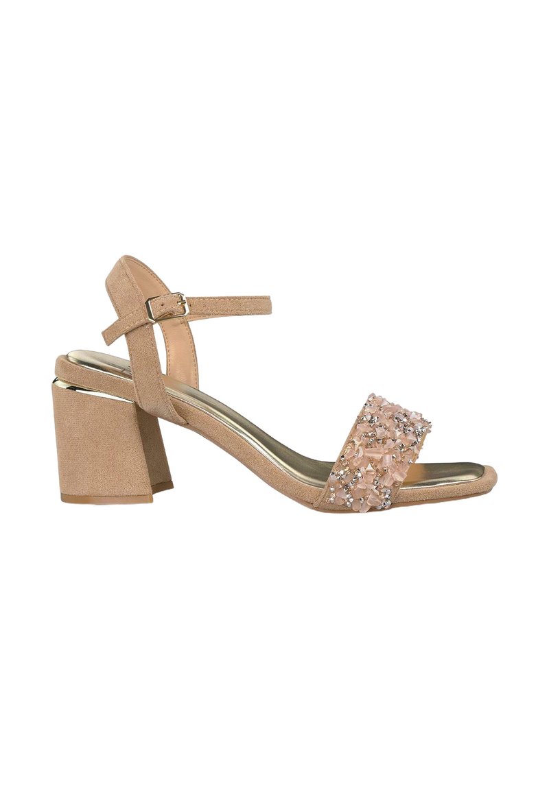 Sandaña de ante beige con tacón de bloque, banda frontal decorativa adornada con strass y correa ajustable en el tobillo. Plantilla interior brillante.