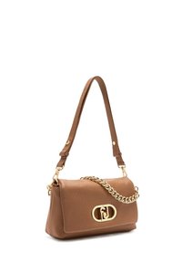 Bolso de mano de piel sintética marrón con forma estructurada, herrajes dorados y un detalle de cadena. Cuenta con una correa desmontable y un cierre magnético.