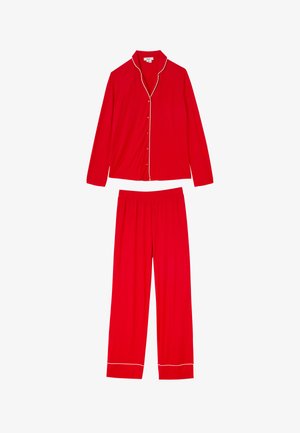 Ensemble de pyjama rouge comprenant un haut boutonné avec un col et un pantalon long. Les deux pièces sont ornées d'un passepoil blanc le long des bords.