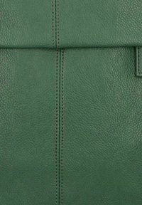 Borsa in pelle verde con una superficie liscia, caratterizzata da un design a ribaltina e cuciture centrali. Include una linguetta laterale per la chiusura.