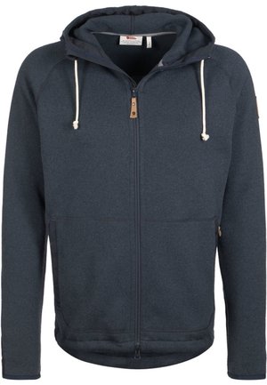 Dunkelblaue Kapuzenjacke mit Reißverschluss vorne, Vordertaschen und weißen Kordeln, dargestellt vor einem schlichten weißen Hintergrund.