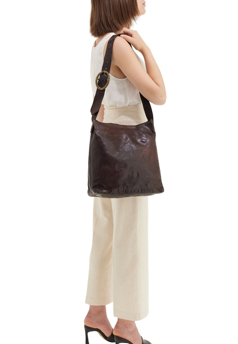 Borsa a tracolla in pelle marrone con una texture liscia, una maniglia larga con un'accoppiatura rotonda in oro e una dimensione moderata per il trasporto a spalla.