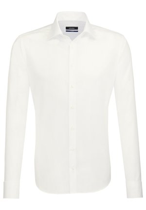 Chemise habillée pour homme à manches longues, blanche, avec un devant à boutons et un col pointed, présentée sur un fond uni.