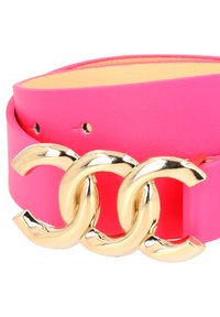 Cinturón de cuero rosa con una hebilla triple C dorada brillante. Presenta una textura suave y agujeros ajustables para el tamaño.