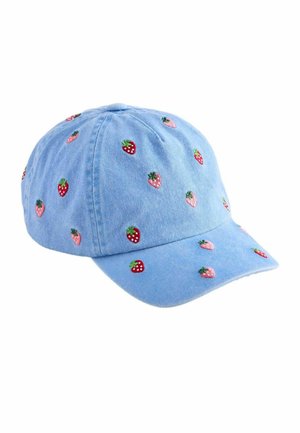 Șapcă de baseball din denim bleu deschis, cu căpșuni brodate în roșu și roz, răspândite pe material.