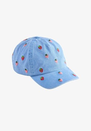 Jasnoniebieska bawełniana czapka baseballowa z haftowanymi czerwonymi i różowymi truskawkami rozmieszczonymi na całej powierzchni tkaniny.