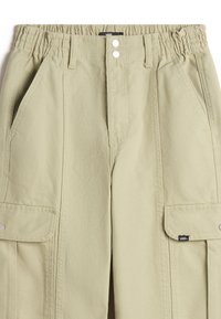 Kaki cargobyxor med resårmidja, två sidofickor och två framfickor med lock. Tillverkade av en slitstark bomullsblandning.