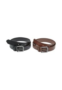 Dos cinturones de cuero: uno negro y otro marrón. Ambos cuentan con una hebilla de metal plateado con un acabado suave y tienen múltiples agujeros de ajuste.