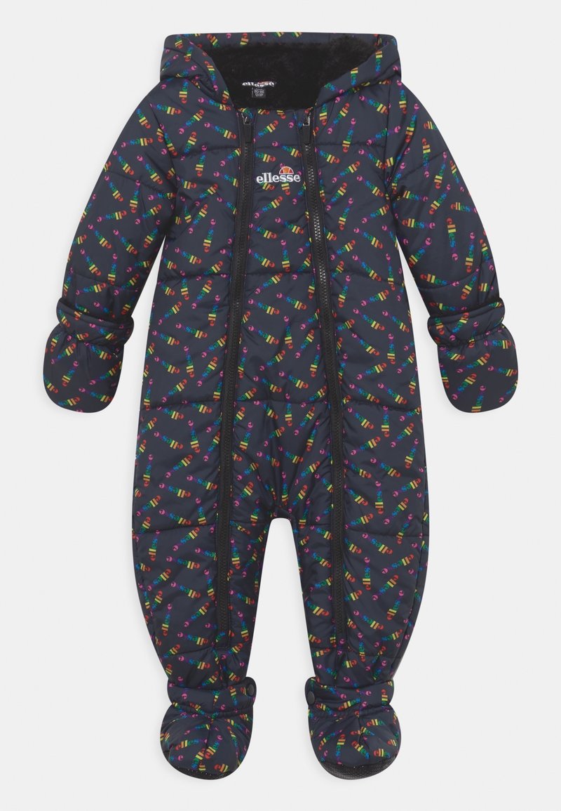 Combinaison de neige bébé bleu marine à capuche avec motif bougies coloré, moufles et chaussons attachés, fermetures éclair frontales et logo « ellesse » sur la poitrine.