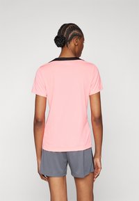 Nike Performance STRIKE TOP - Camiseta deportiva - sunset pulse/black