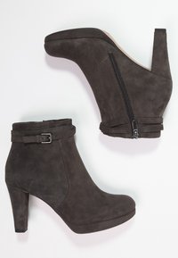 Clarks Botki na obcasie