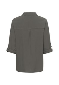 Camicia grigia scura con bottoni, dotata di yoke posteriore, maniche arrotolate e una vestibilità ampia. Texture liscia e design minimalista.