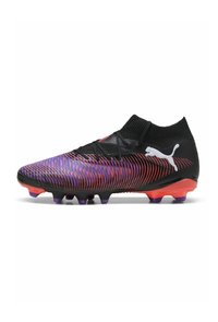 Crampons de football noirs avec une tige texturée arborant des rayures dégradées violettes et rouges, au design bas, et des crampons proéminents en violet et orange.