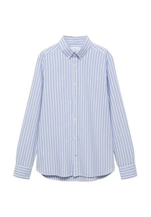 Svetlomodrá košeľa s dlhým rukávom a bielymi vertikálnymi pruhmi, vystavená položená na neutrálnej štruktúre.