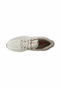 Helle Sportliche Schuhe mit Netzdesign, mit Schnürsenkeln und einem roten Akzent an der Zehe, von oben gegen einen weißen Hintergrund betrachtet.