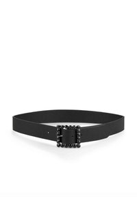 Cinturón de cuero negro con textura suave, que presenta una hebilla cuadrada adornada con tachuelas negras. Diseño sencillo con agujeros de tamaño ajustable.