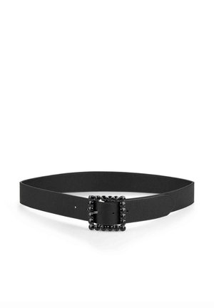 Cinturón de cuero negro con textura suave, que presenta una hebilla cuadrada adornada con tachuelas negras. Diseño sencillo con agujeros de tamaño ajustable.