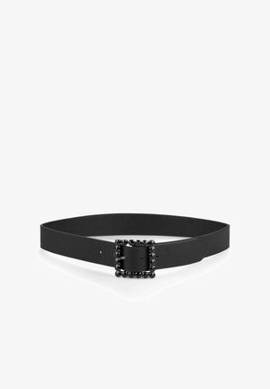 Cinturón de cuero negro con textura suave, que presenta una hebilla cuadrada adornada con tachuelas negras. Diseño sencillo con agujeros de tamaño ajustable.