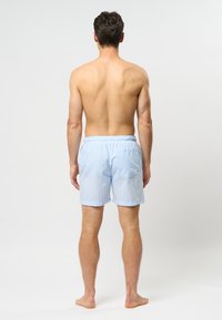 Svetlo modri kvadratasti kopalni šortai so izdelani iz tkanine z elastičnim pasom in zadnjim žepom, nudijo sproščen kroj in dolžino do sredine stegen.