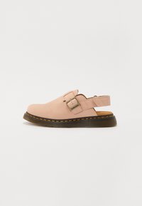 Jasnoróżowe klapki z zaokrąglonym noskiem, z zapięciem na klamrę i designem typu slingback. Posiadają czarną teksturowaną gumową podeszwę oraz żółte szycie.