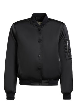 Fekete szatén bomberdzseki bordázott gallérral, mandzsettákkal és alsó szegéllyel, elülső patentgombokkal és cipzáras zsebbel a bal ujján.