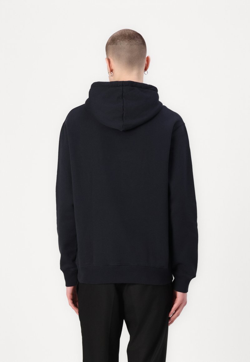 Granatowy sweatshirt z kapturem, o ryflowanym dole i mankietach; miękka tkanina; prosty design bez grafik i wzorów. Ukazany widok z tyłu.