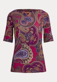 Top magenta con mangas hasta el codo que presenta intrincados patrones de paisley en tonos púrpura, naranja, verde y azul.