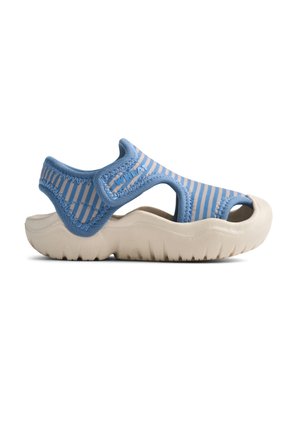 Niebiesko-beżowa sandałka z paskowanym wzorem, wykonana z elastycznego materiału. Posiada otwarte boki i teksturowaną podeszwę, zaprojektowana z myślą o komforcie.