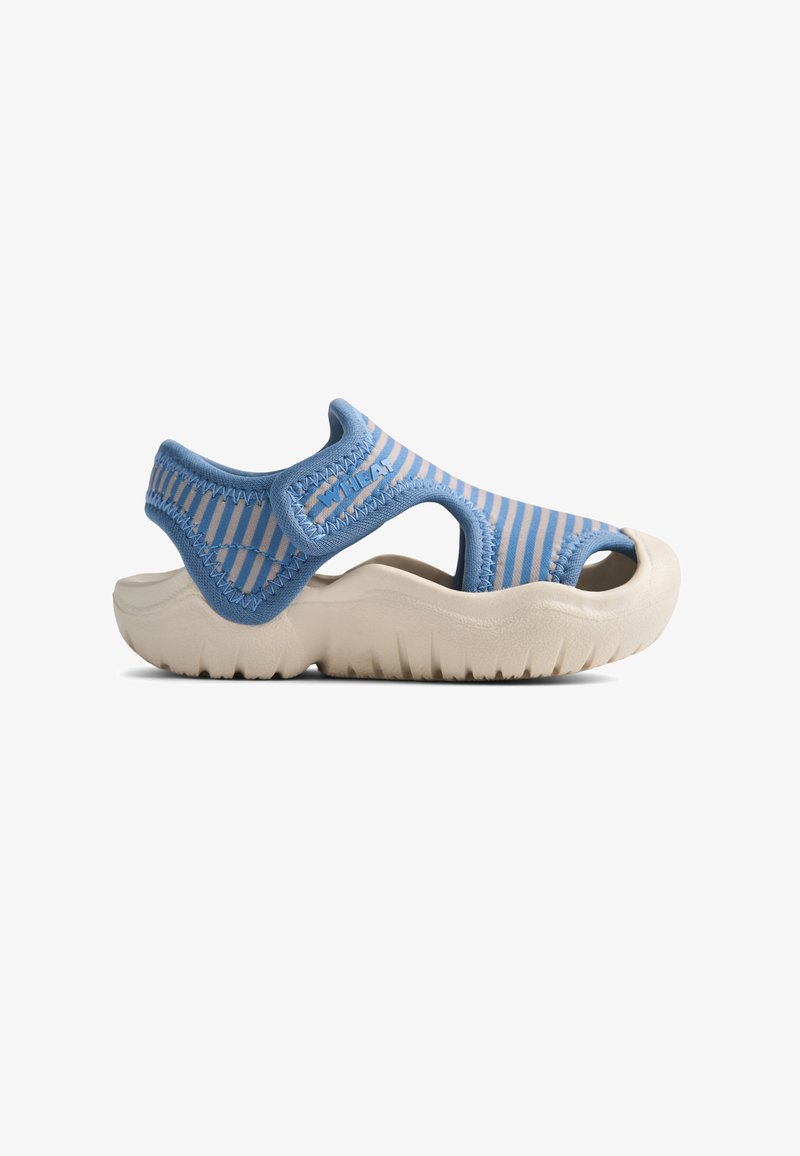 Sandale bleue et beige avec un design rayé, fabriquée en matériau flexible. Présente des côtés ouverts et une semelle texturée, conçue pour le confort.
