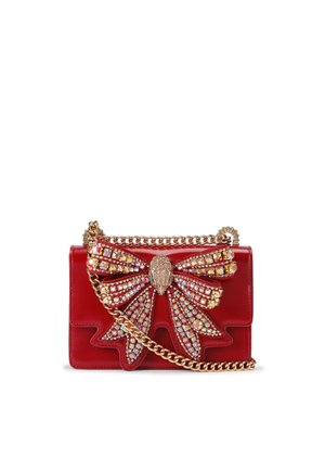 Borsa a mano rossa in pelle con un grande design a fiocco di gioielli. Presenta una tracolla in catena dorata e una texture liscia. Gli accenti decorativi aggiungono contrasto.