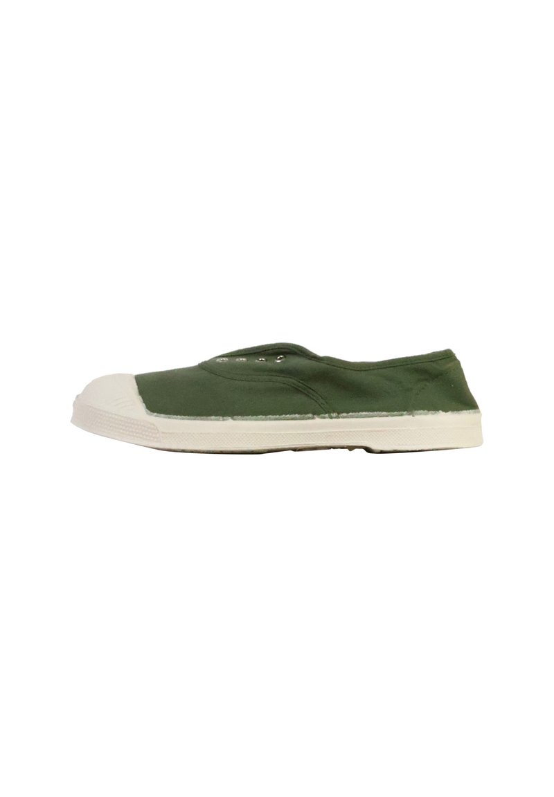 Chaussure slip-on en toile verte avec un capuchon en caoutchouc blanc, présentant des détails de couture subtils et des œillets de ventilation le long de la tige.