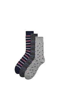 Tres pares de calcetines: gris oscuro, con un patrón de rombos azules y rosas; azul marino con rayas rosas; gris carbón con un patrón de zigzag. Tela suave.