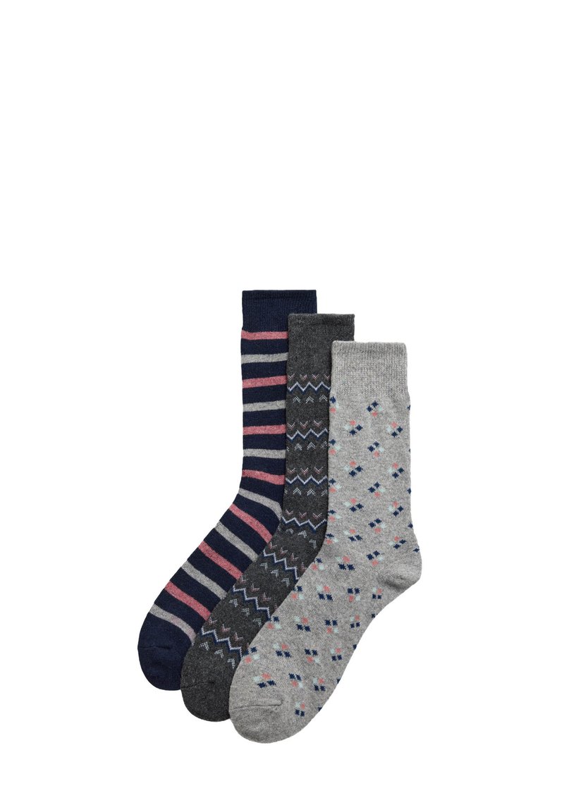 Tres pares de calcetines: gris oscuro, con un patrón de rombos azules y rosas; azul marino con rayas rosas; gris carbón con un patrón de zigzag. Tela suave.