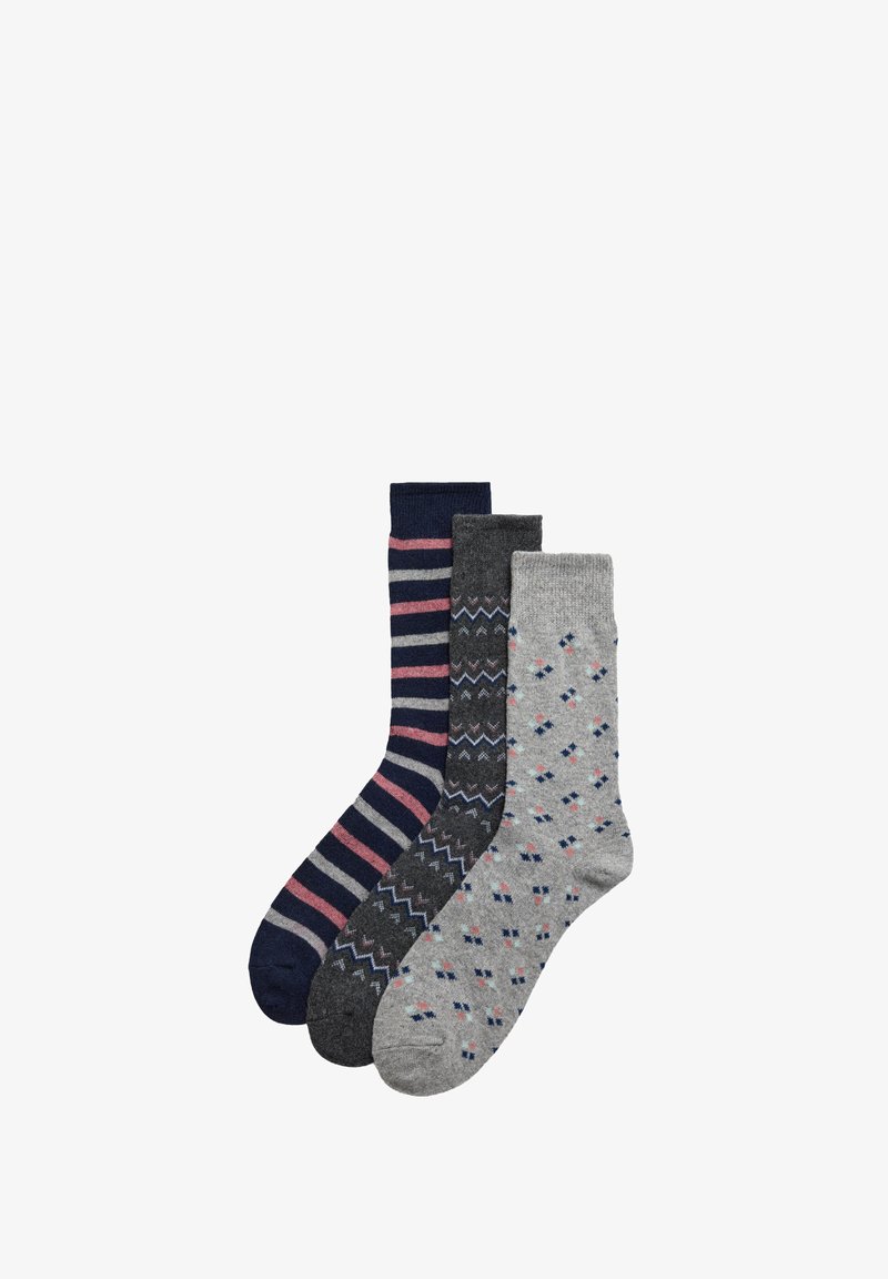 Tres pares de calcetines: gris oscuro, con un patrón de rombos azules y rosas; azul marino con rayas rosas; gris carbón con un patrón de zigzag. Tela suave.
