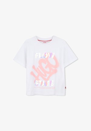 T-shirt blanc à manches courtes avec texte holographique "FLOW STATE" et grand logo rose style graffiti "HUGO" à l'avant.