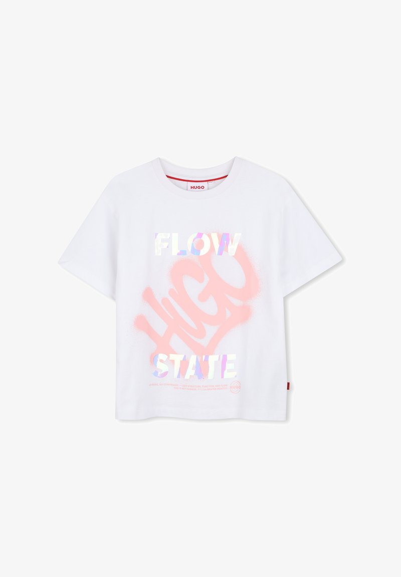 Λευκό κοντομάνικο T-shirt με ολογραφικό κείμενο "FLOW STATE" και μεγάλο ροζ λογότυπο σε στυλ γκράφιτι "HUGO" στο μπροστινό μέρος.
