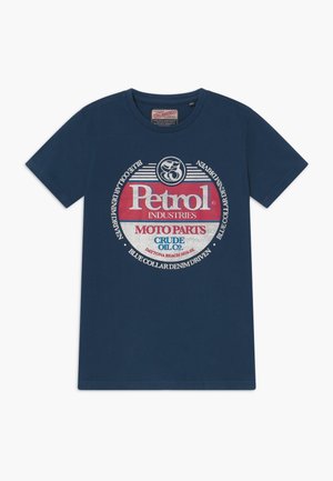 Granatowy t-shirt z krótkim rękawem, okrągłym dekoltem i okrągłym, vintage logo z napisem „Petrol Industries Moto Parts Crude Oil Co” w czerwonym, białym i niebieskim kolorze.