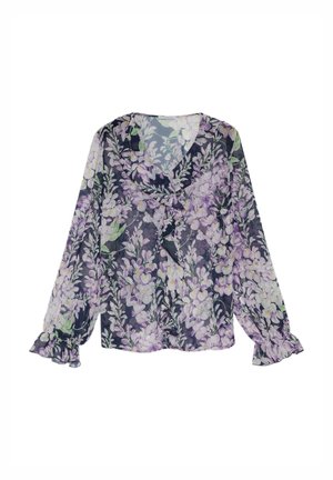 Transparante blouse met lange mouwen, voorzien van een paars-witte bloemenprint, gerimpelde manchetten en een gerimpelde V-halskraag op een donkere achtergrond.