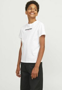 Jack & Jones Junior LOGO - Triko s potiskem - bright white