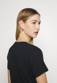 Levi's® THE PERFECT TEE - T-shirt estampada - caviar