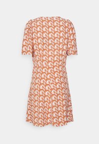 Vestido de manga curta em laranja com um padrão floral branco, apresentando um corpete ajustado e uma saia rodada, feito de um tecido leve.