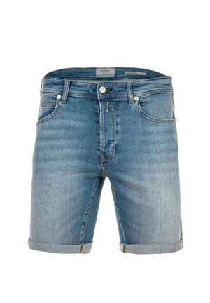 Blaue Denim-Shorts mit aufgerollten Bündchen, vorderem Knopf, Reißverschluss und Fünf-Taschen-Design, die dezentes Verblassen und Nähte zeigen.