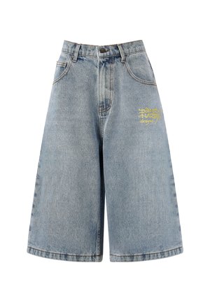 Bermudas de mezclilla azul claro con un diseño de piernas anchas, que presentan texto bordado amarillo en el frente. Estilo de cinco bolsillos con cierre de botón.