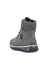 Bottine en cuir gris avec un col en tricot à motif chevron, semelle texturée, bout arrondi et œillets noirs pour les lacets.