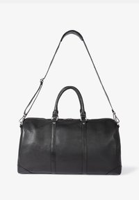 Schwarze Lederreisetasche mit zwei oberen Griffen, einem abnehmbaren Schultergurt und dezenten Steppnähten. Verfügt über einen Reißverschluss.