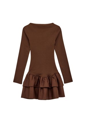 Abito marrone a maniche lunghe con scollo a barca e dettaglio di gonna a volant doppi, mostrato su sfondo bianco.